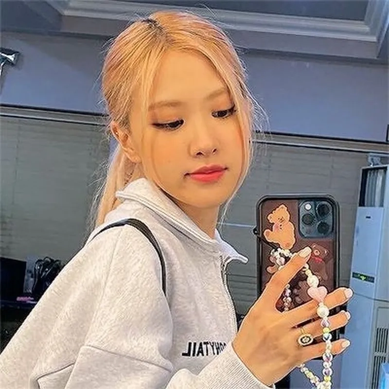 Sự đáng yêu của Rose Blackpink được thể hiện qua những hình nền cute