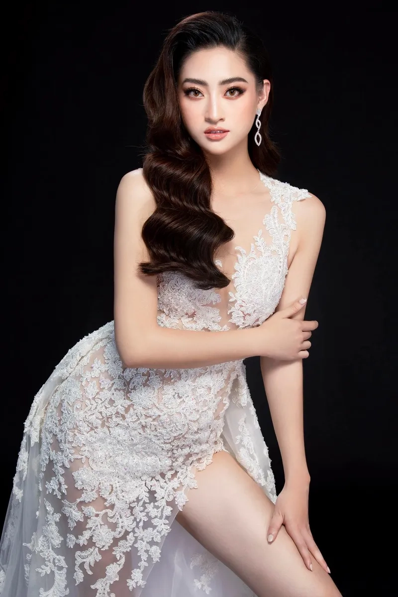 Khoảnh khắc Lương Thùy Linh đăng quang rạng rỡ tại sân khấu Miss World Việt Nam