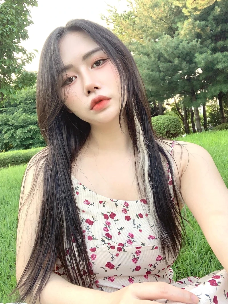 Ảnh selfie gương với ánh sáng tự nhiên tôn đường nét