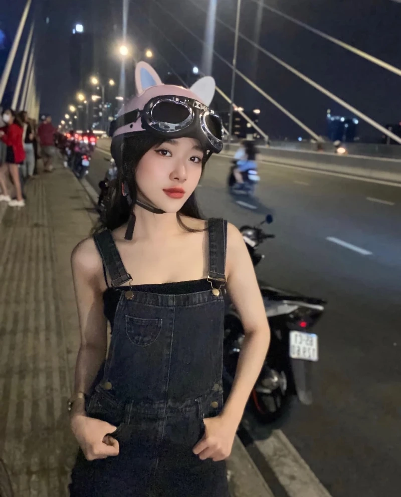 Gái xinh tóc dài đeo kính cute luôn mang đến sự dễ thương thu hút