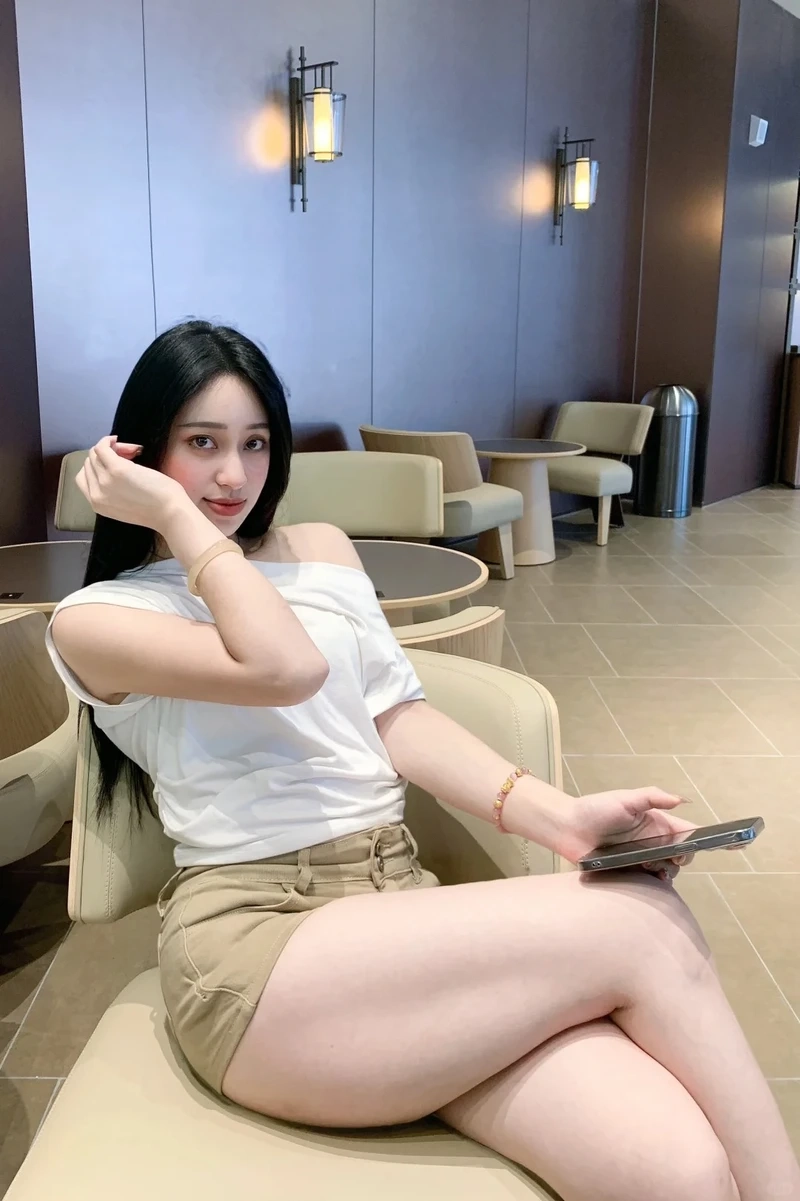 Hình ảnh girl Trung Quốc với thần thái lạnh lùng, đầy quyến rũ