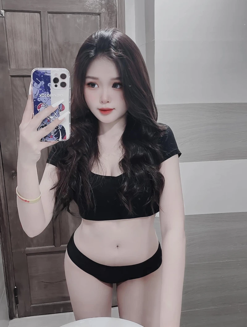 Gái xinh mặc bikini chụp trong hồ bơi cùng ánh sáng rực rỡ