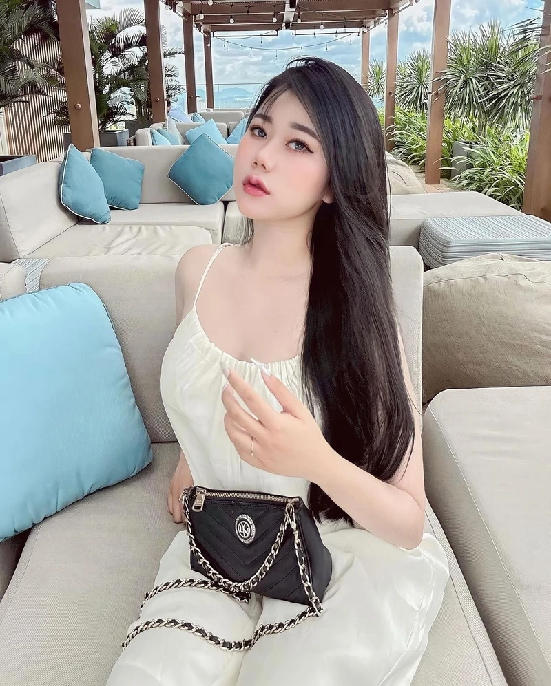 Tiktok gái xinh váy ngắn tạo ra những bức ảnh bắt mắt và cuốn hút