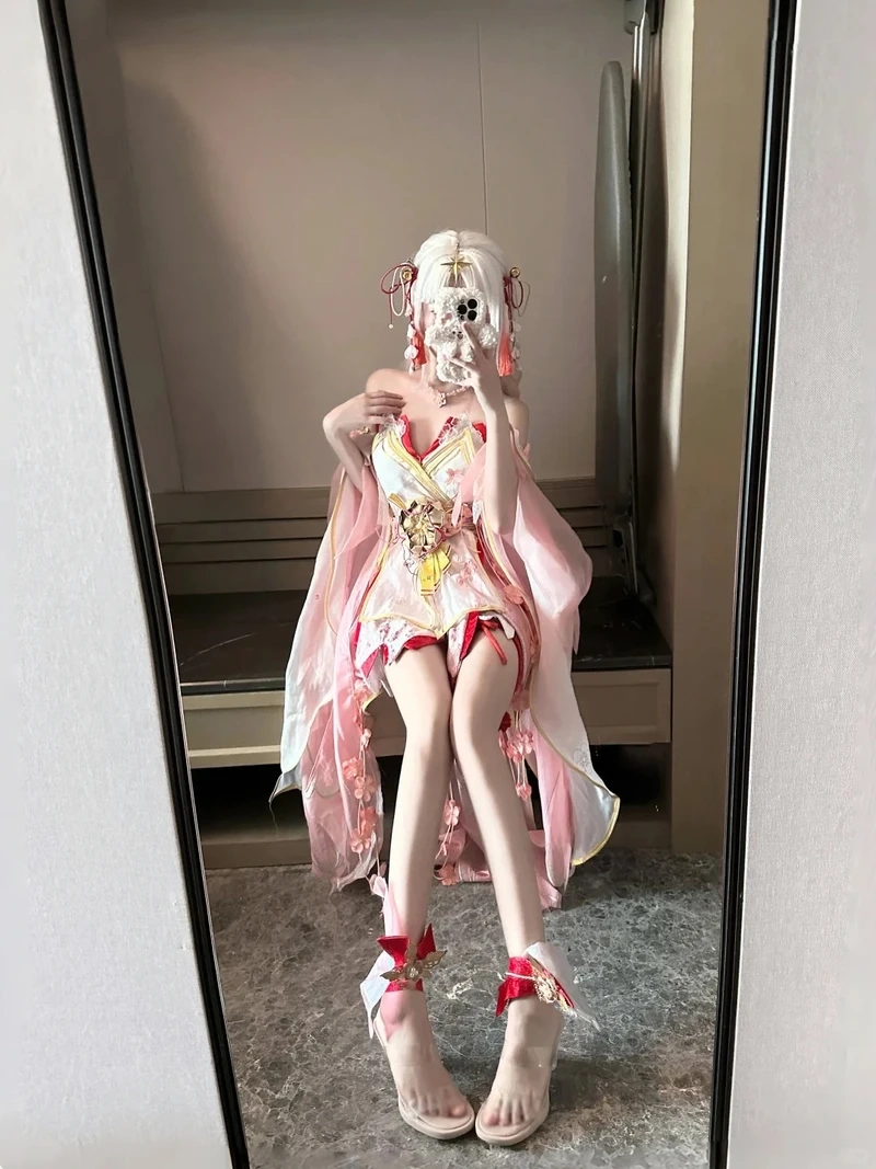 Ảnh cosplay Red Riding Hood mang đến vẻ dễ thương và nét duyên dáng