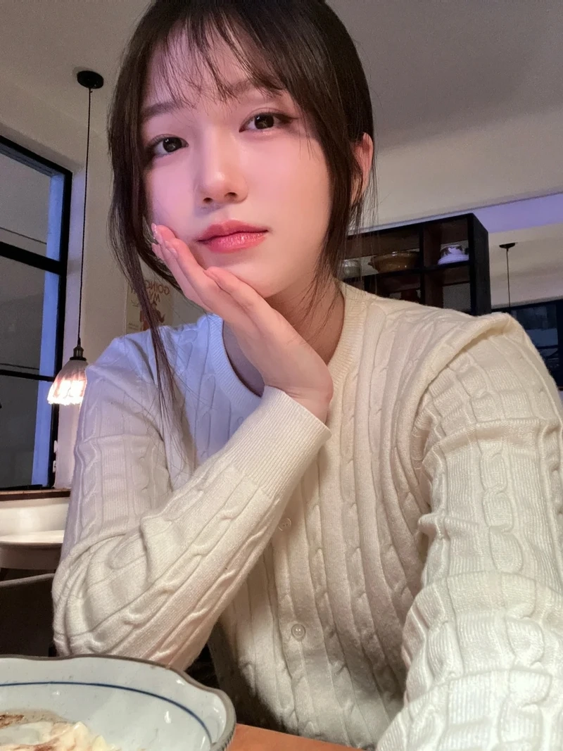 Ảnh Lee Sung Kyung trẻ trung và năng động trong ánh sáng tự nhiên