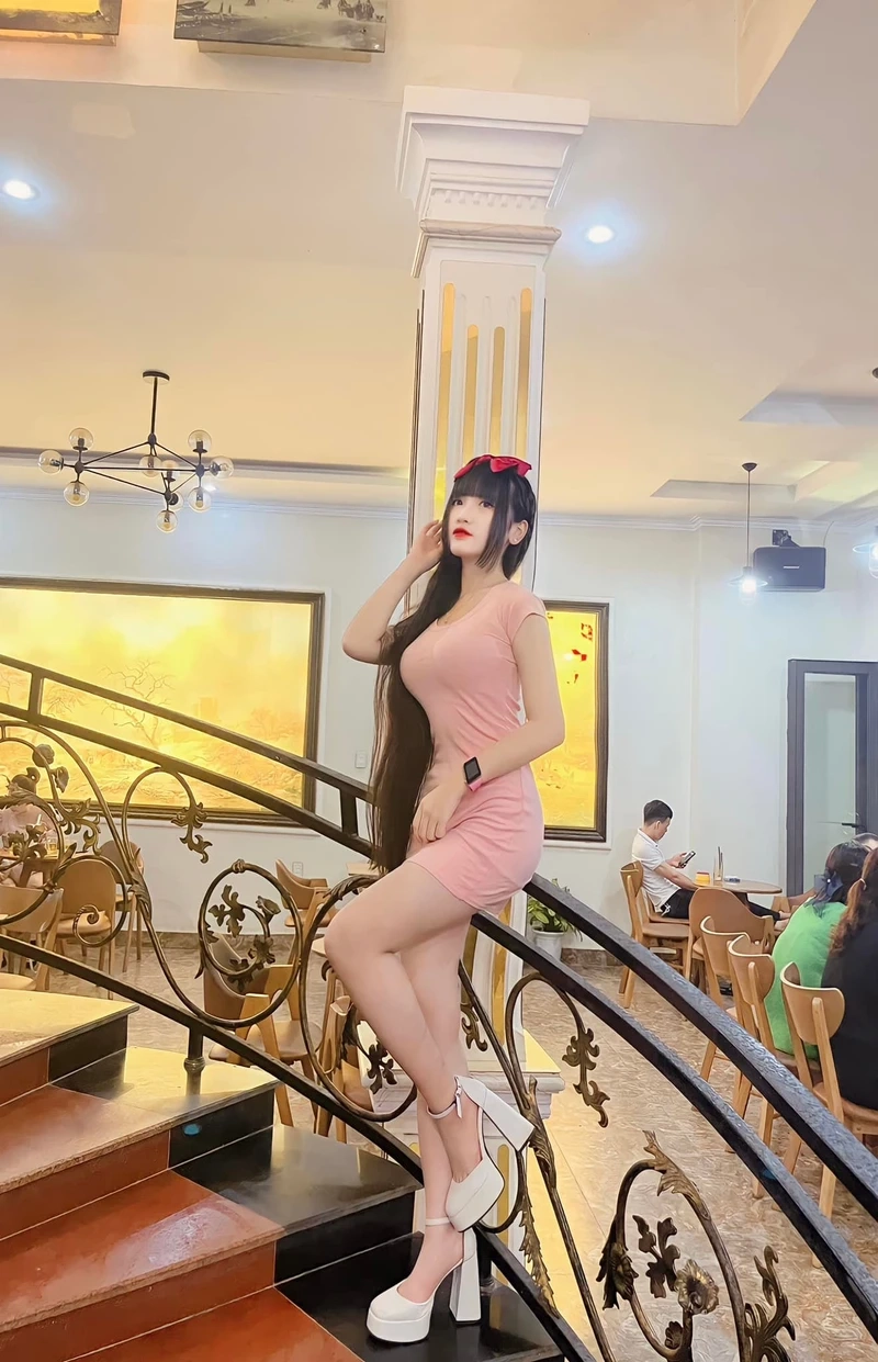 Gái xinh tóc dài đeo kính cute mang phong cách dễ thương cuốn hút