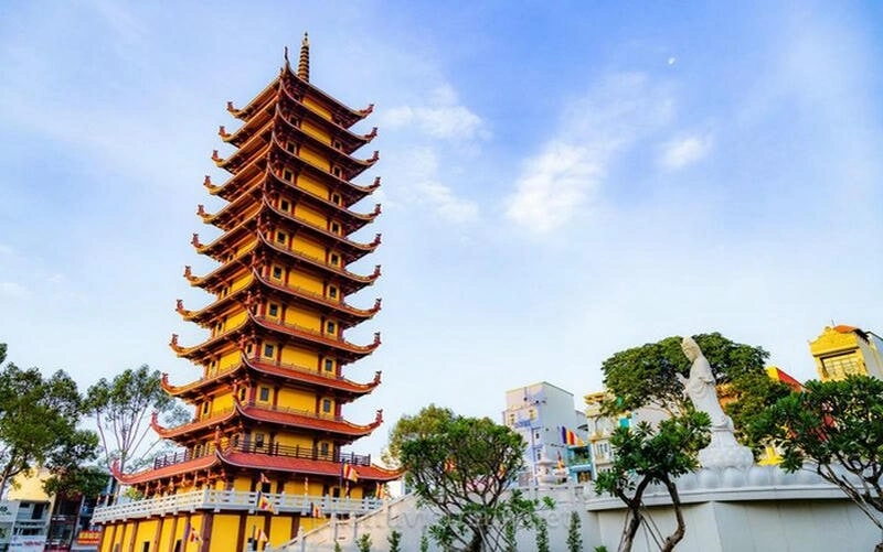 Đền chùa Việt không chỉ để cúng, mà để sống cùng