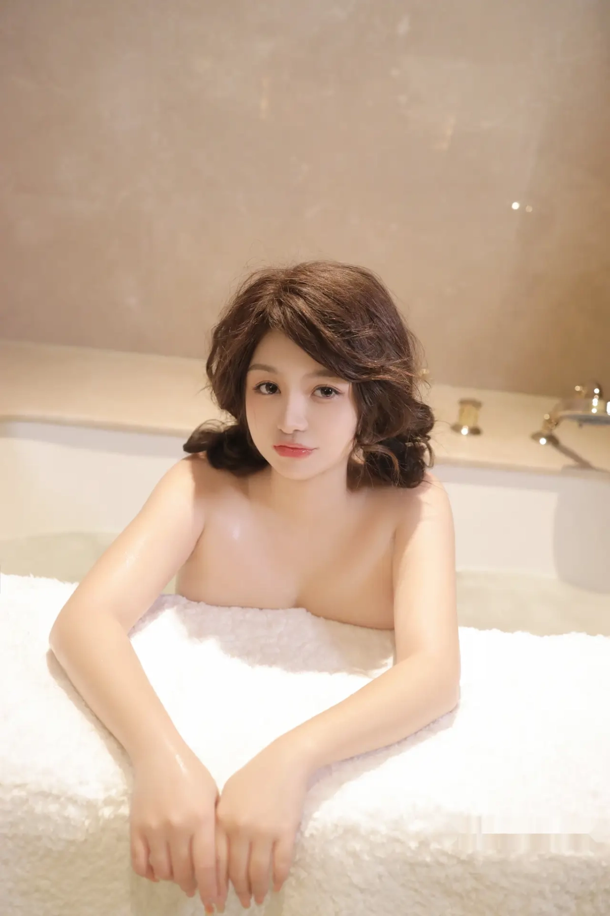 Gái xinh lòi vú nóng bỏng cuốn hút hở hang dục vọng mạnh mẽ