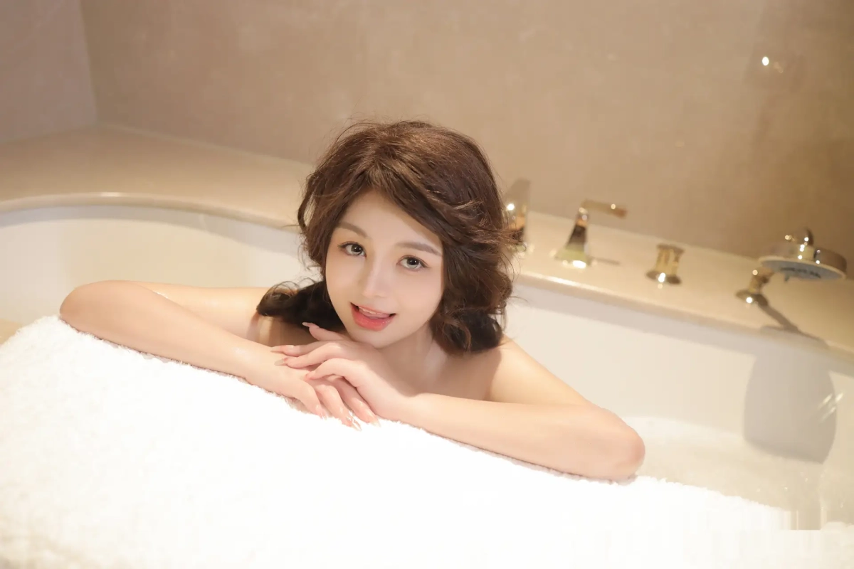 Ảnh gái xinh vú to nóng bỏng cuốn hút vòng một căng đầy gợi dục