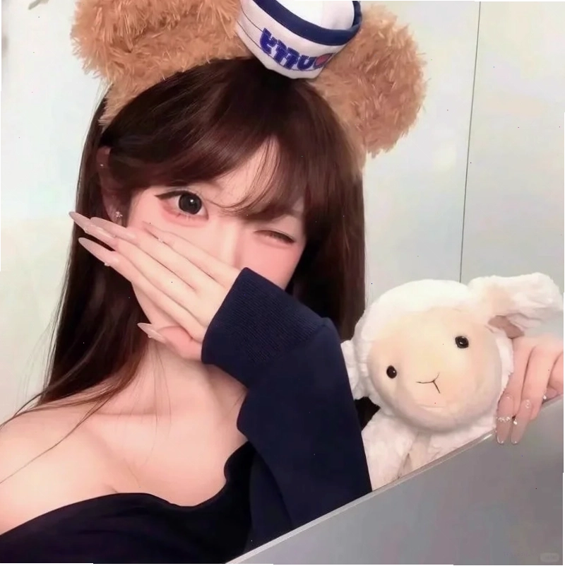 Ảnh gái xinh che mặt với mái tóc dài quyến rũ