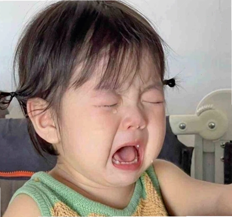Ảnh meme em bé khóc với điệu bộ đáng yêu
