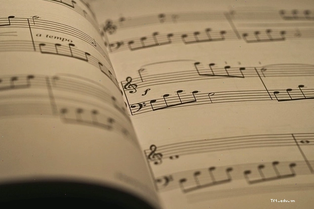Bản nhạc chi tiết trên nền bàn phím đàn piano
