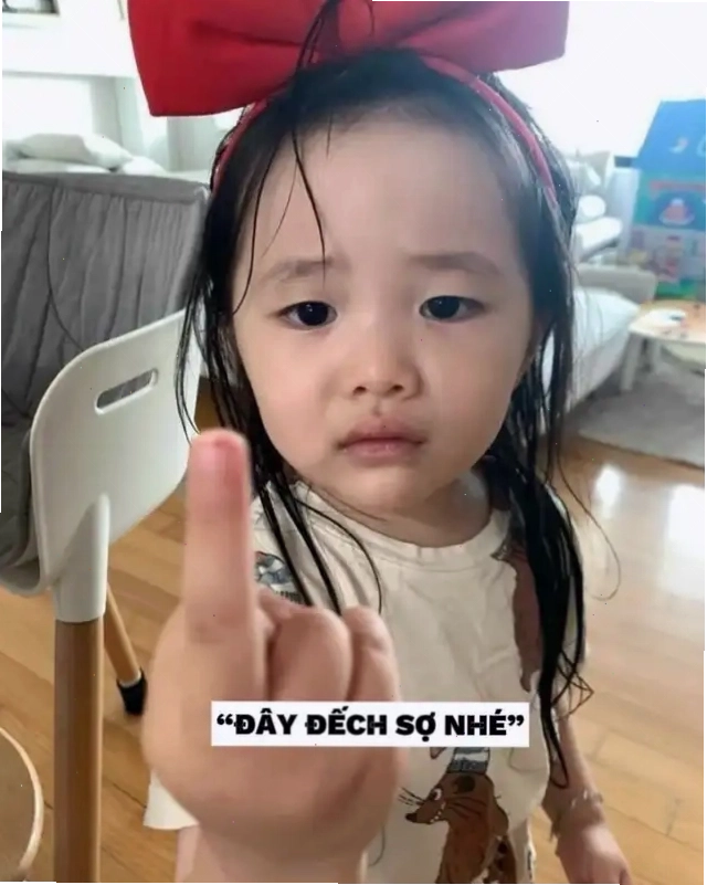 Bé gái giơ ngón tay giữa với thái độ thách thức