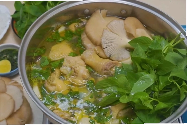 Bí quyết nấu lẩu gà lá é chuẩn vị Phú Yên với màu sắc hấp dẫn