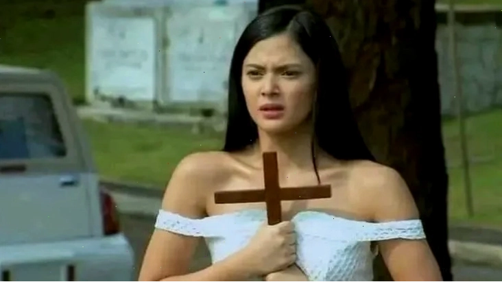 Biểu cảm hoảng sợ của cậu bé cầm thánh giá trong meme