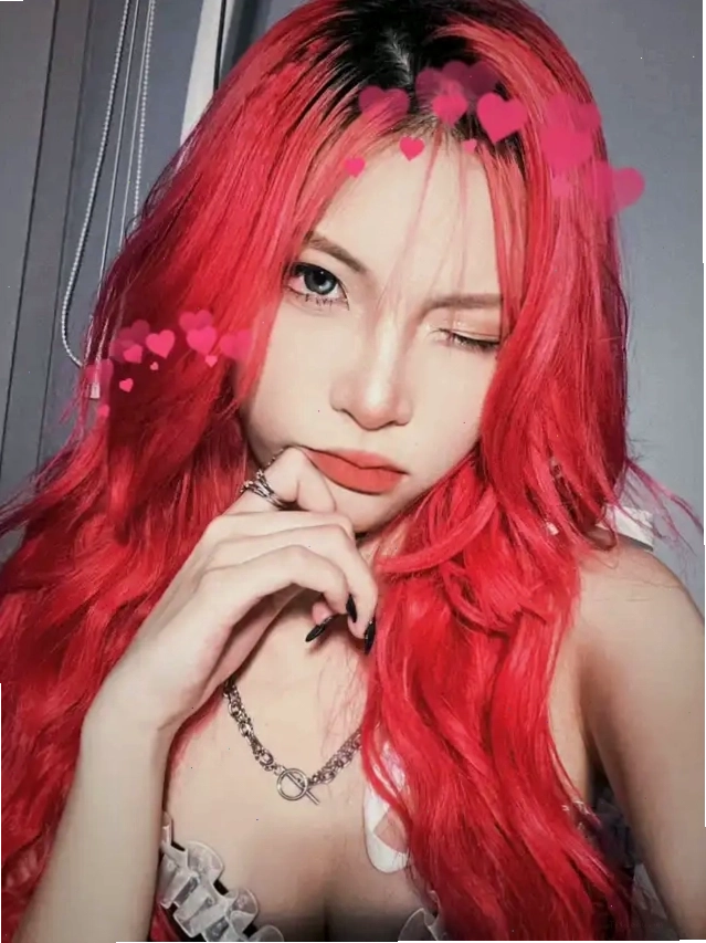 Cận cảnh cô gái tóc đỏ nháy mắt
