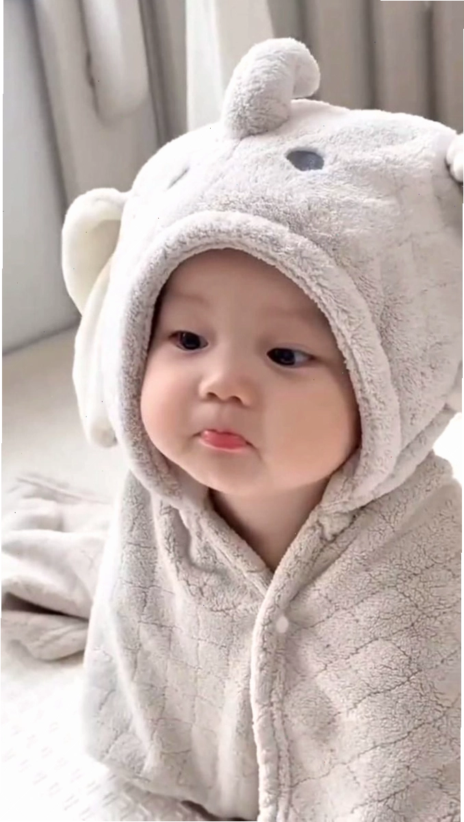 Cận cảnh khuôn mặt đáng yêu của em bé trai, ánh mắt long lanh