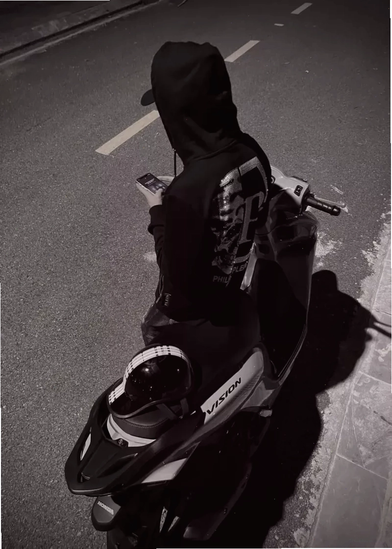 Chàng trai với trang phục street style và phụ kiện nổi bật