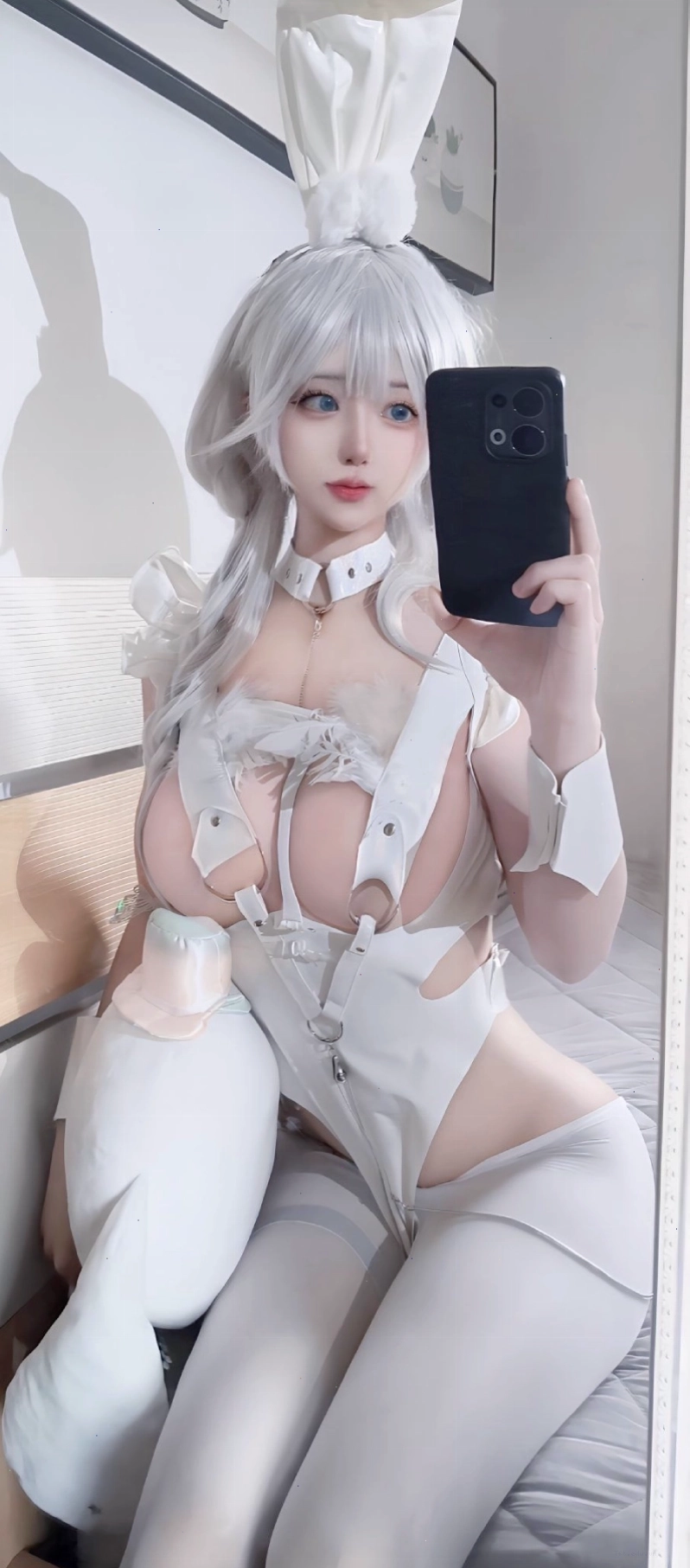 Cô gái cosplay anime với trang phục quyến rũ và biểu cảm thu hút