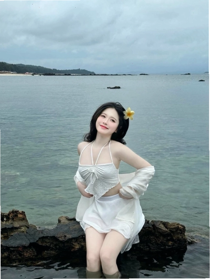 Cô gái năng động diện bikini trên bãi biển