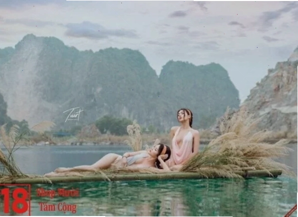 Cô gái với làn da rám nắng khỏe khoắn diện bikini trong suốt