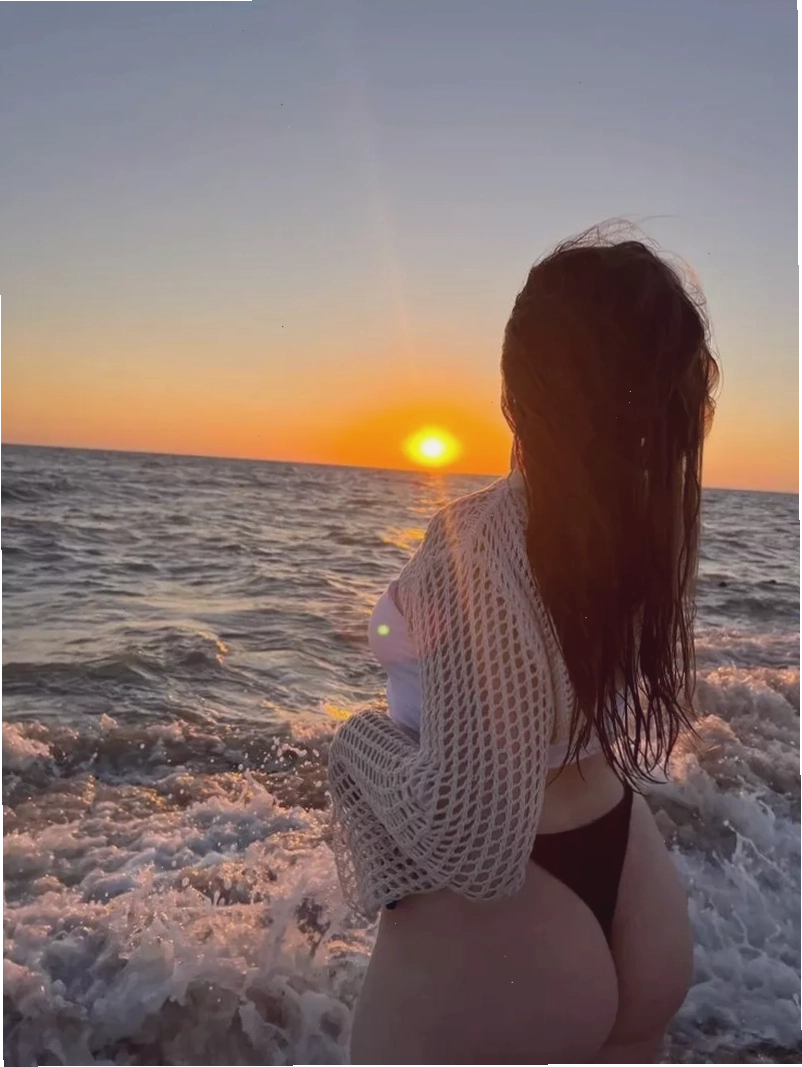 Cô gái xinh đẹp diện bikini tạo dáng bên bờ biển xanh