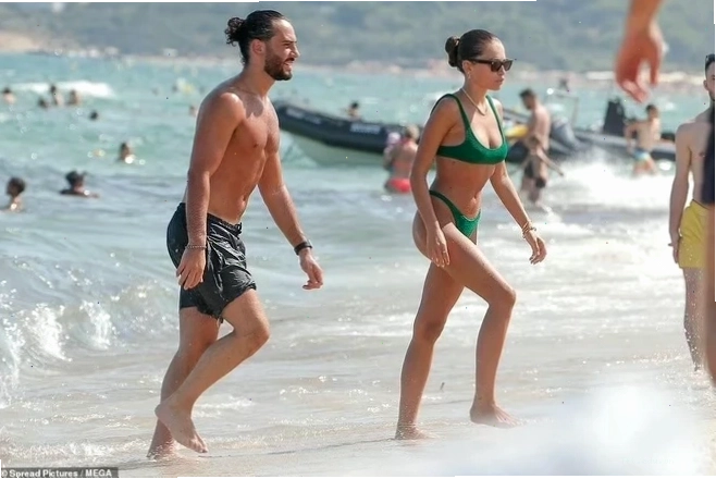 Cô gái xinh đẹp trong bộ bikini ôm hôn bạn trai trên bãi biển