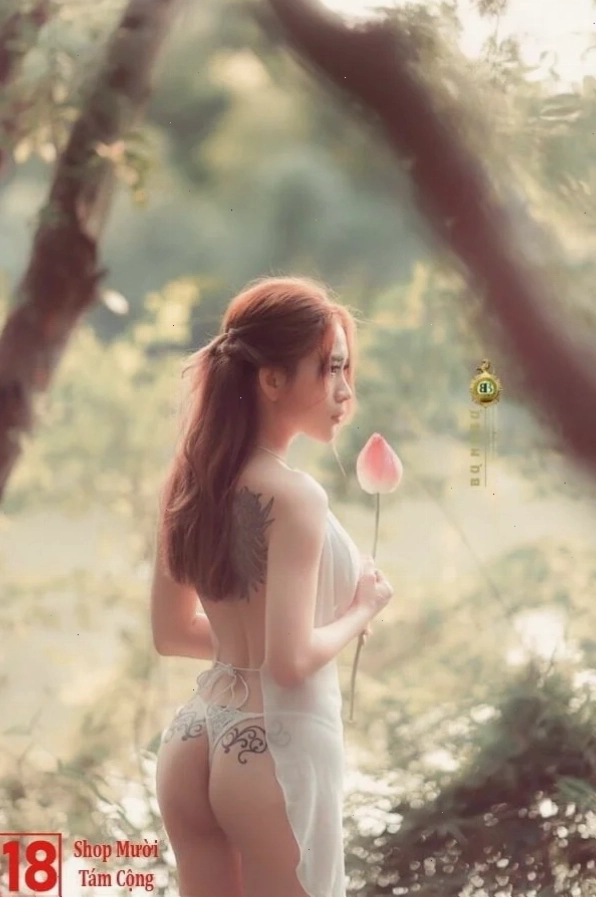 Cô gái xinh đẹp tự tin diện bikini lọt khe