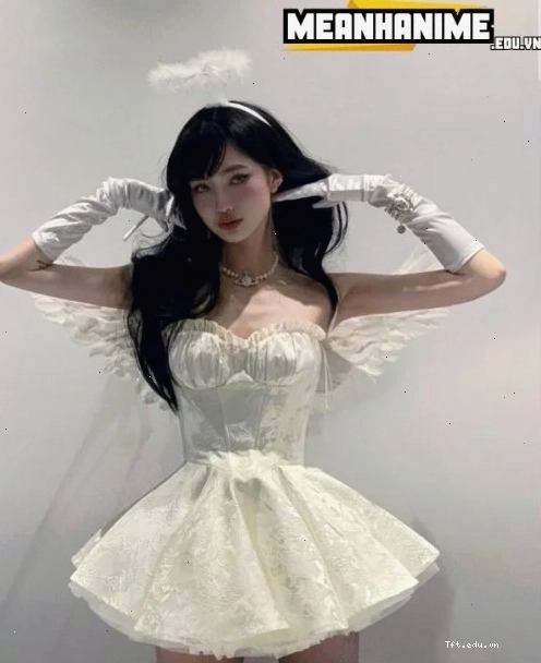 Cô gái xinh đẹp với avatar màu xanh dương