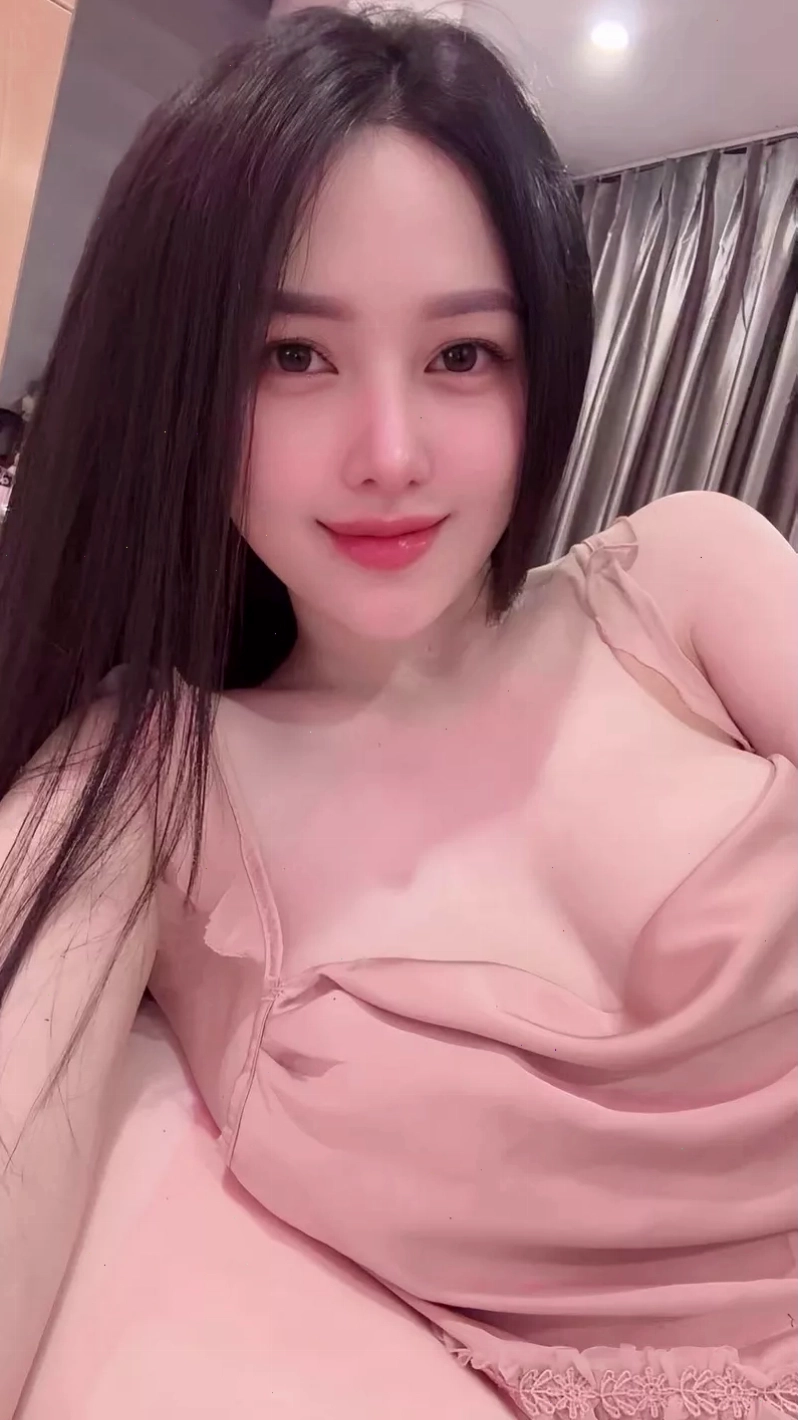 Cô gái xinh đẹp với trang phục tôn vòng 1