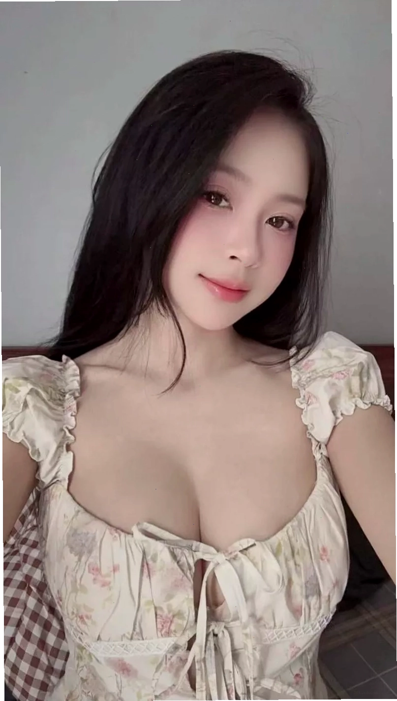 Cô gái xinh đẹp với vòng 1 căng tròn