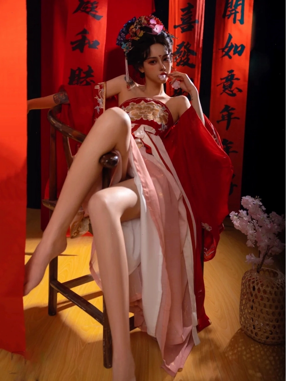 Cosplay gái Trung Quốc thực hiện ở ngoại cảnh ấn tượng
