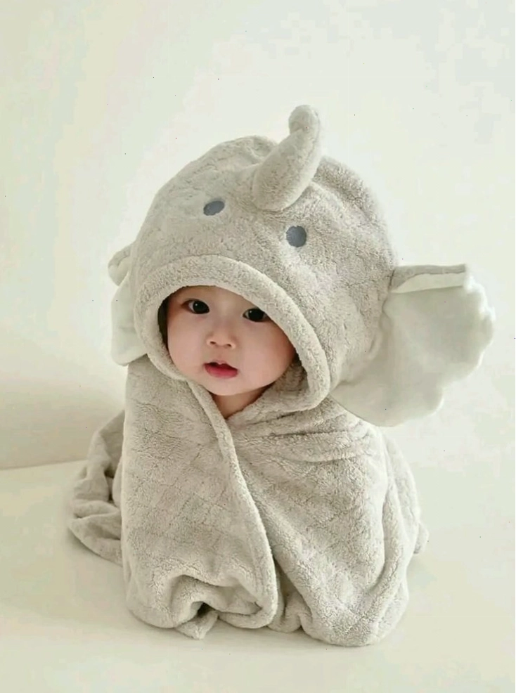 Em bé trai đang chơi đùa với đồ chơi, thể hiện sự hiếu động
