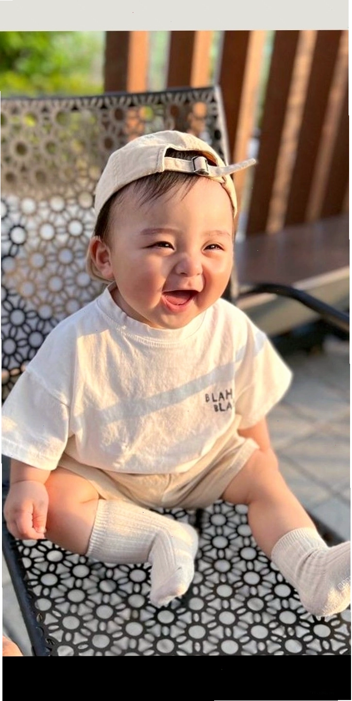 Em bé trai đang ôm chặt gấu bông, tạo hình ảnh ấm áp