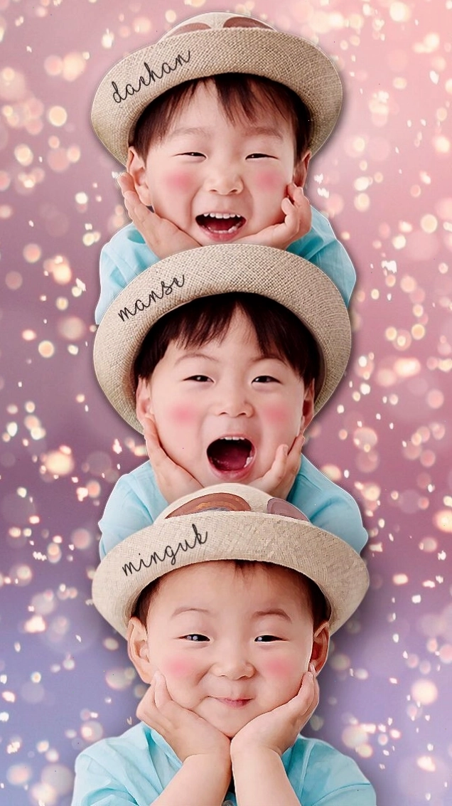 Em bé trai trong chiếc nôi ấm cúng, ngủ ngon lành