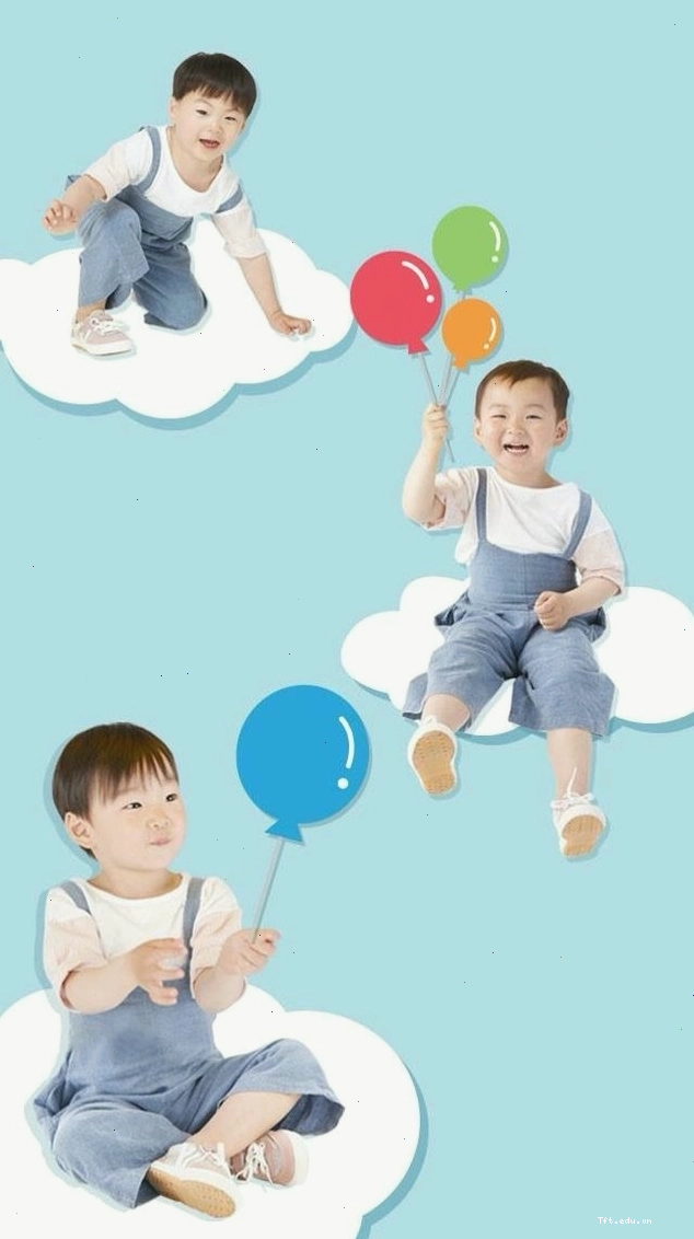 Em bé trai với mái tóc xoăn tự nhiên, trông vô cùng đáng yêu
