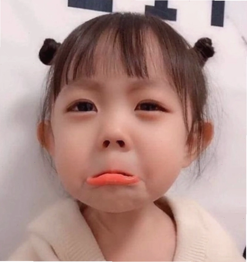 Em bé với đôi mắt đẫm lệ trong meme
