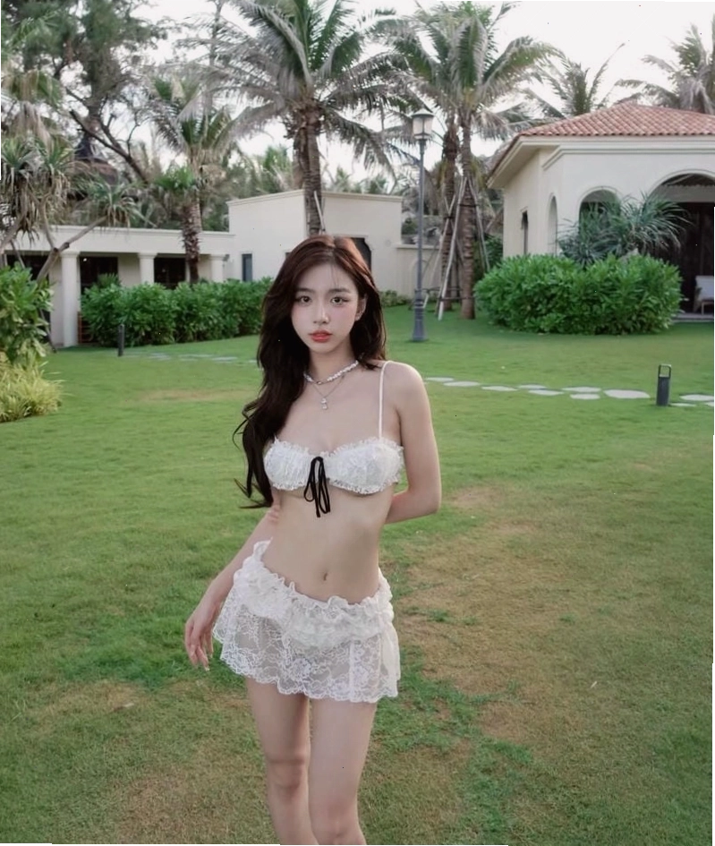 Gái xinh đẹp diện bikini dưới nắng hè