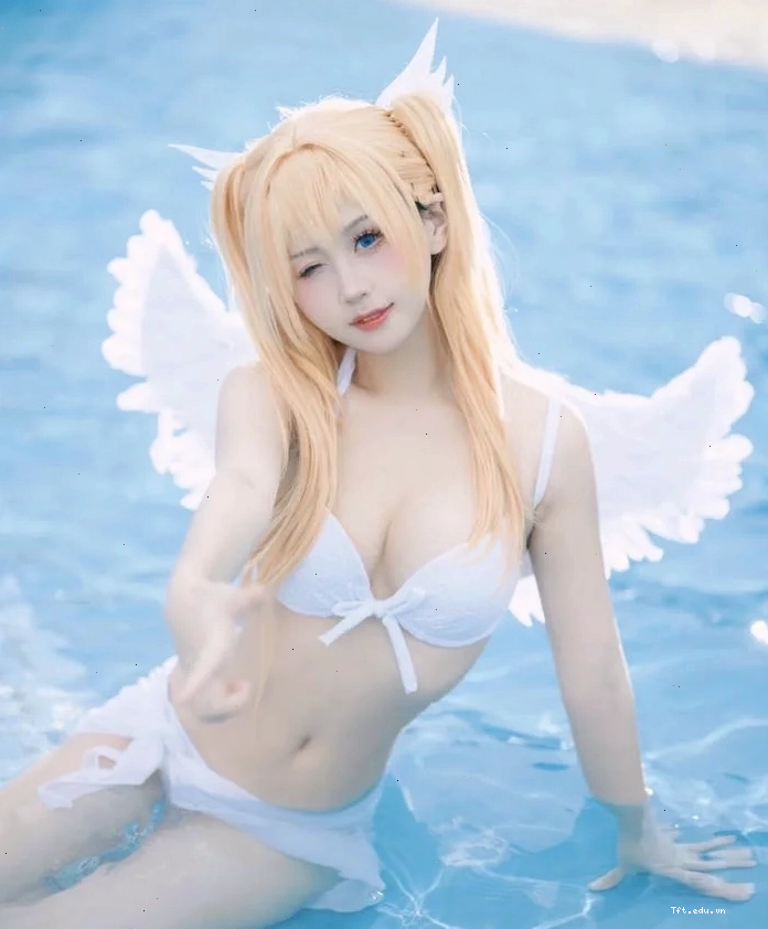 Gái xinh khoe đường cong nóng bỏng với bikini trong suốt