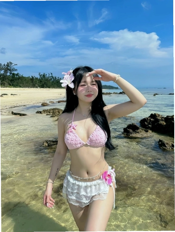 Gái xinh mặc bikini trên bãi biển với dáng người quyến rũ