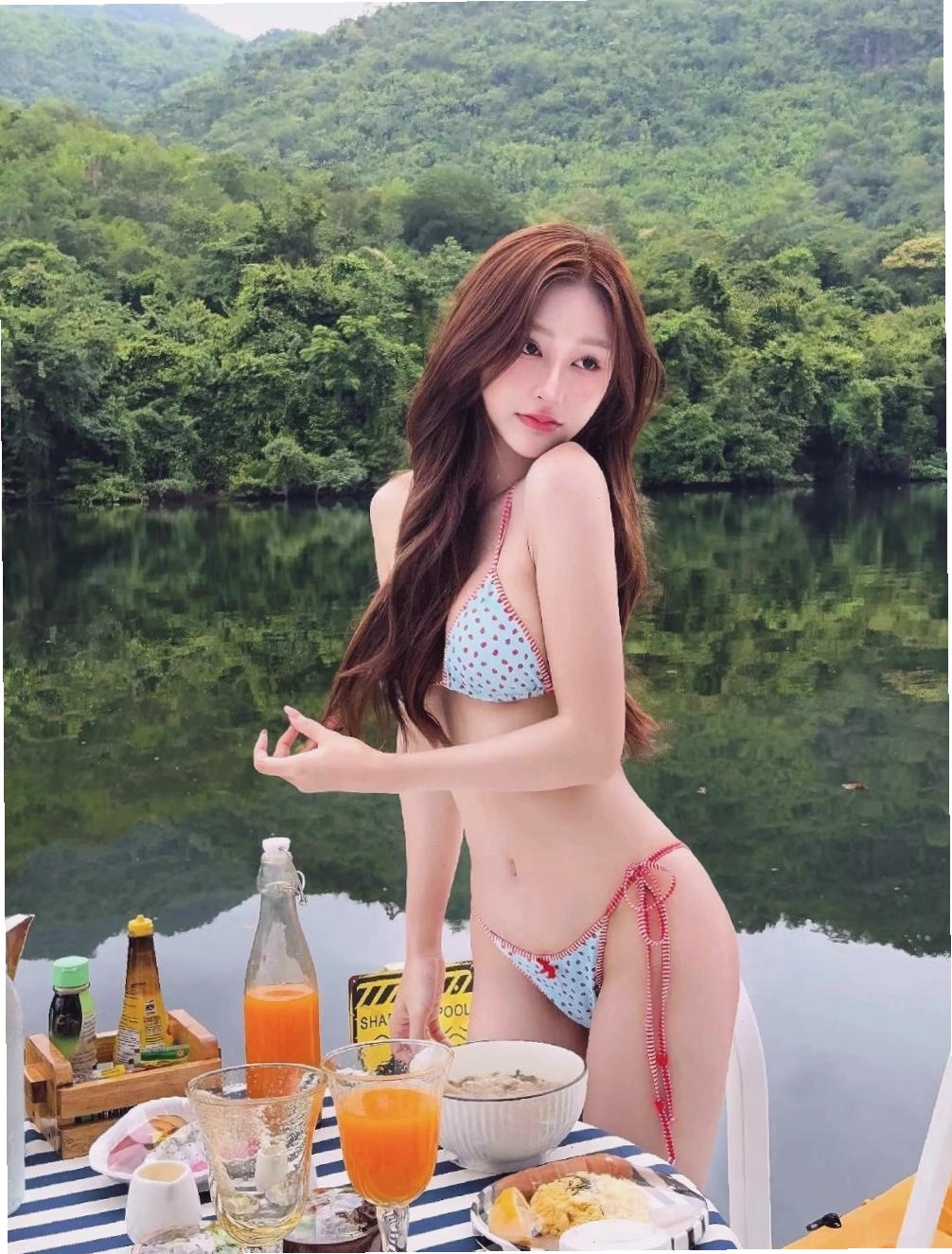 Gái xinh mang bikini cười đùa cùng sóng biển lãng mạn