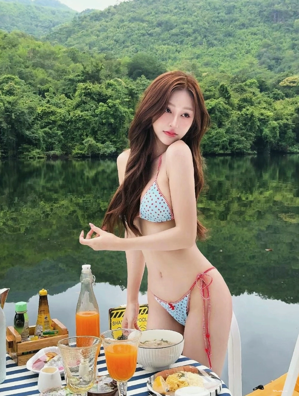 Gái xinh mang bikini cười đùa cùng sóng biển lãng mạn