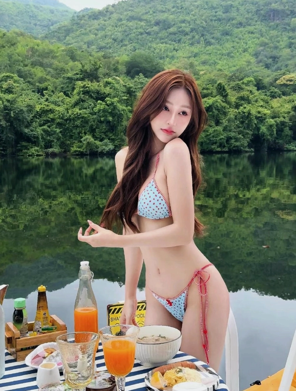 Gái xinh mang bikini cười đùa cùng sóng biển lãng mạn