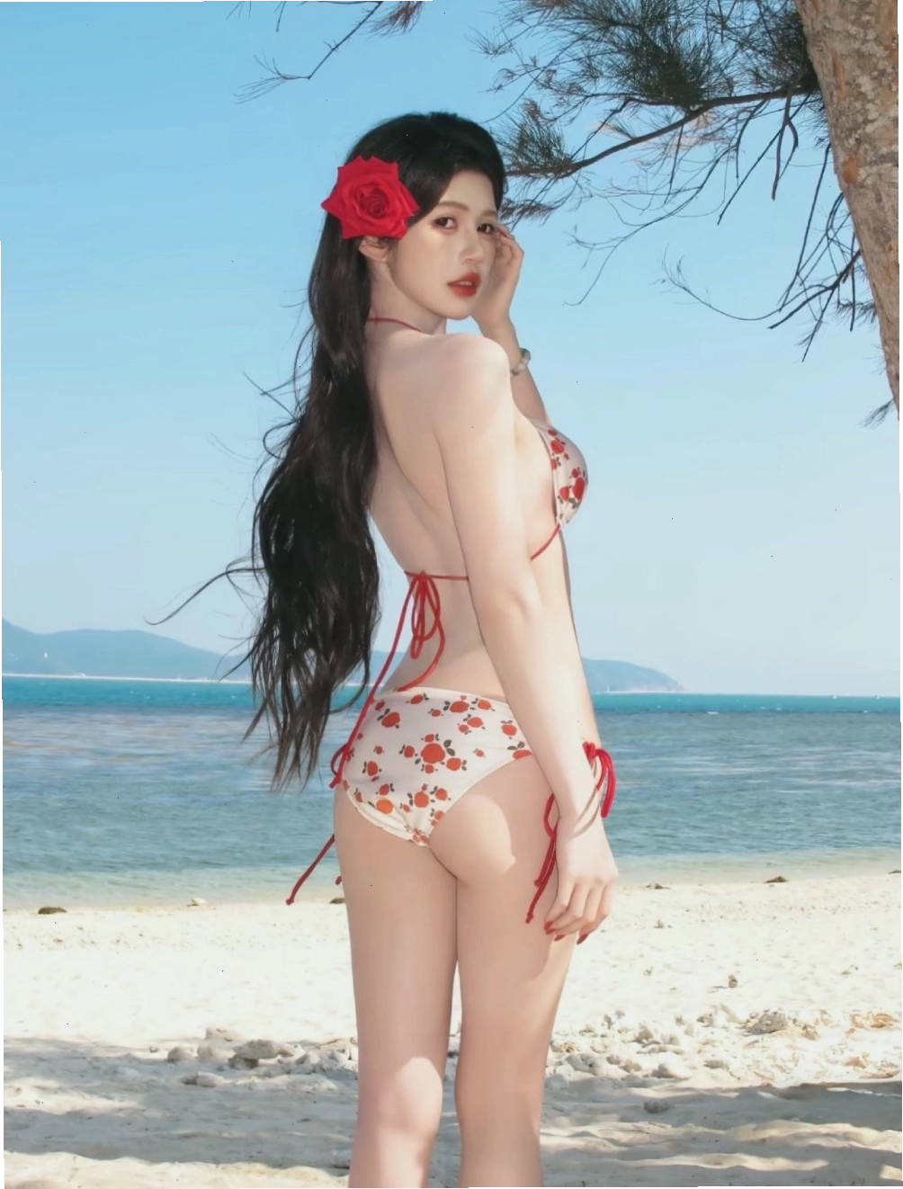 Gái xinh mang bikini họa tiết nhiệt đới rạng rỡ, tràn đầy sức sống của mùa hè