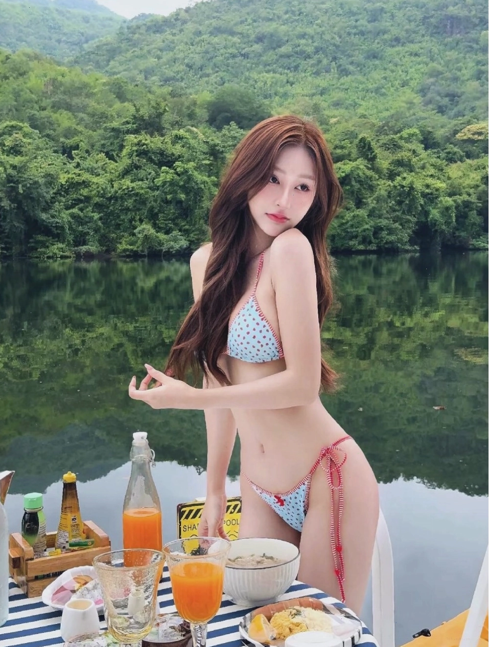 Gái xinh mang bikini tung tăng đùa nghịch cùng sóng biển, tạo khung cảnh lãng mạn