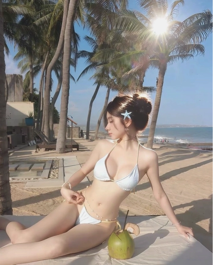 Gái xinh Việt Nam tạo dáng quyến rũ trên bãi biển với bikini màu xanh dương