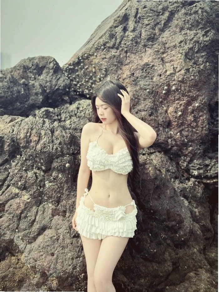 Hình ảnh gái mặc bikini đi biển trong không khí mùa hè sôi động