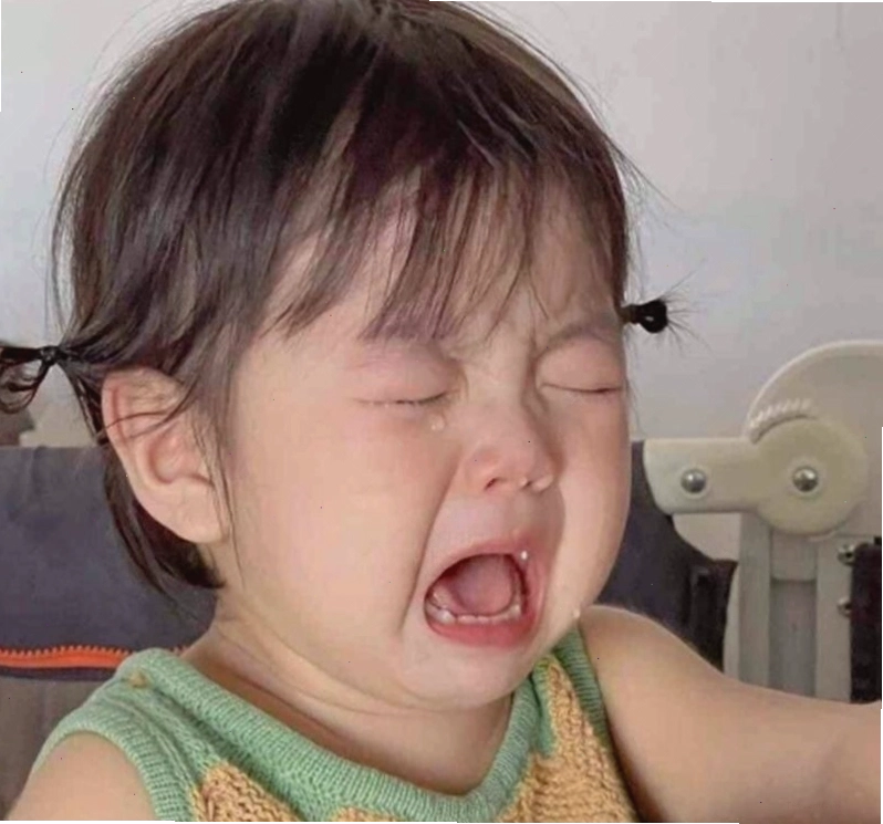 Hình ảnh meme em bé khóc với biểu cảm đáng yêu