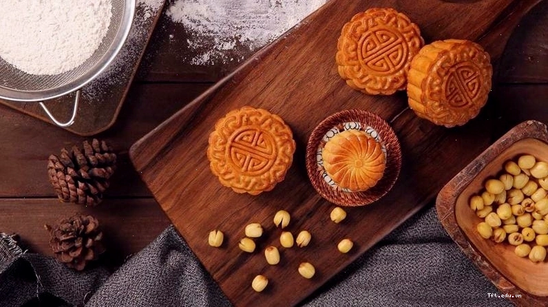 Hình nền chill ẩm thực với tách cà phê và phong cảnh mờ ảo