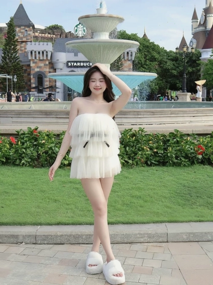 Hình nền cô gái xinh bikini với thần thái nổi bật